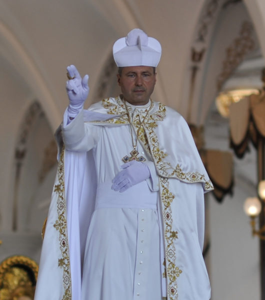 Pedro III de pie blanco capa